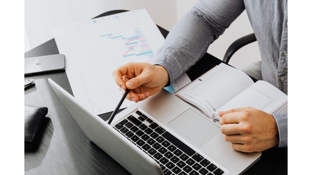 パソコンを操作する人の写真