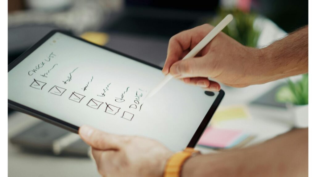 チェックリストで確認している人の写真