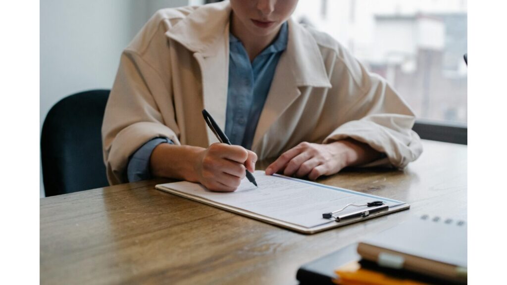 アンケートを記入している女性の写真