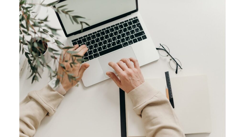 ノートパソコンで調べ物をしている写真