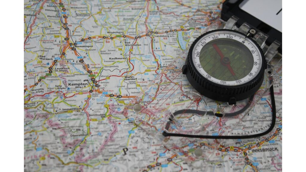 地図とコンパスの写真