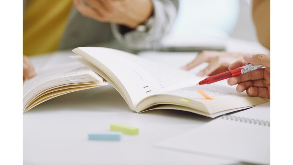 参考書を開き勉強している写真