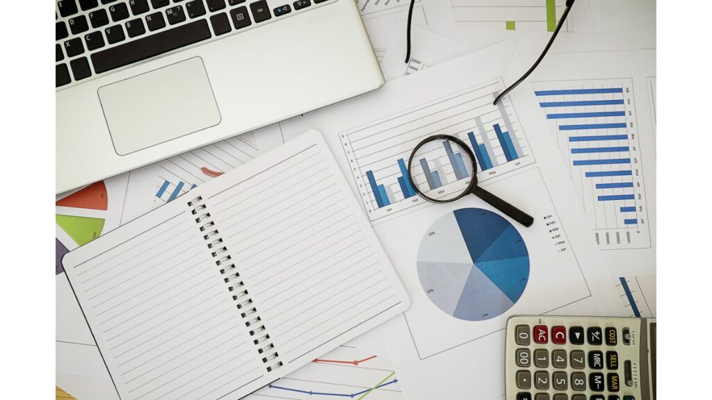 パソコンと資料の写真