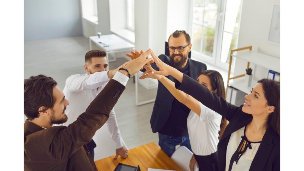 五人が手を合わせ一つになっている写真