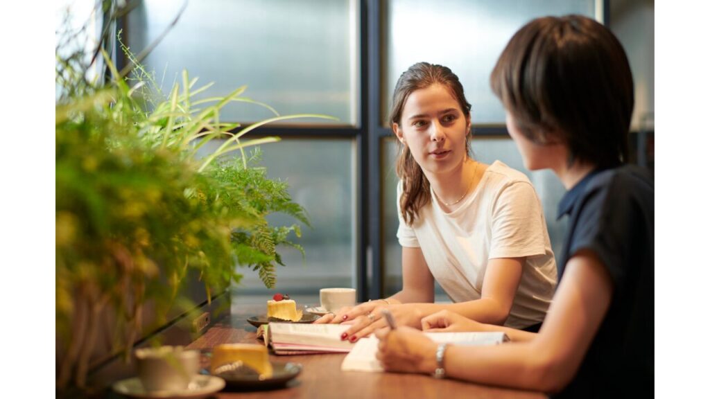 2人が落ち着いた席で向かい合っている写真