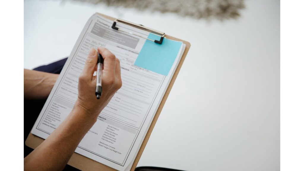 バインダーにマニュアルを挟んで書き込んでいる写真