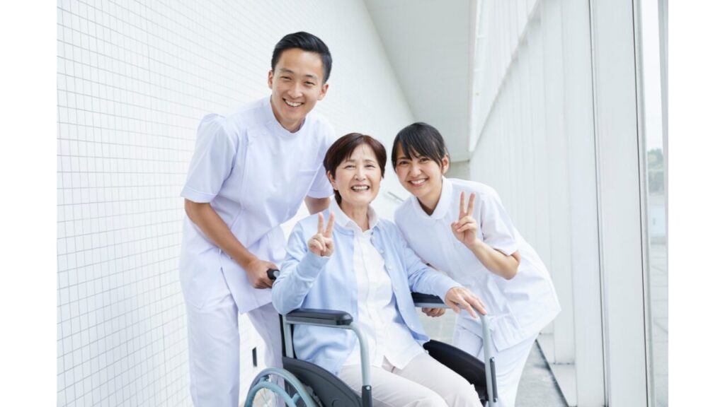 介護職員2人の間に利用者が入り皆んな笑っている写真