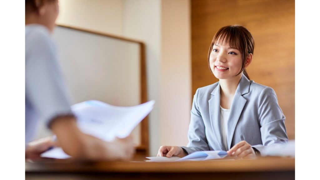 話を傾聴するジャケットを着た女性の写真