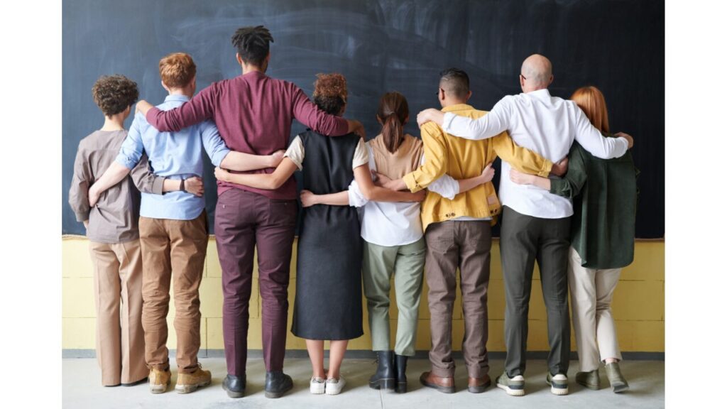 男性女性、様々な国籍のみんなが肩を組んで�る写真