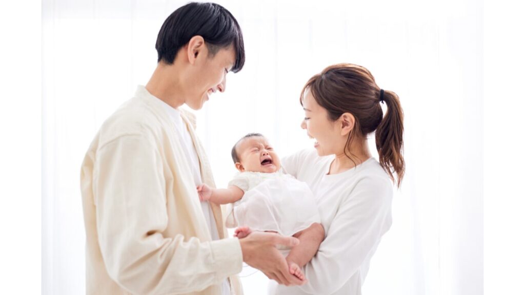 若い夫婦が赤ちゃんを抱いている写真