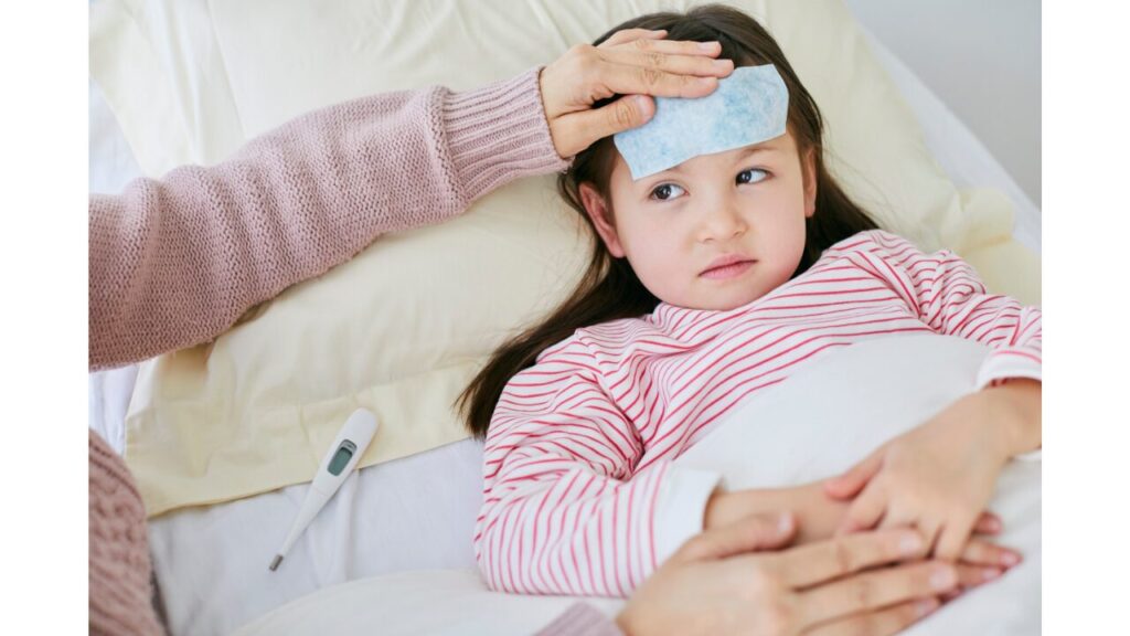 小さい子供が熱を出して看病している写真