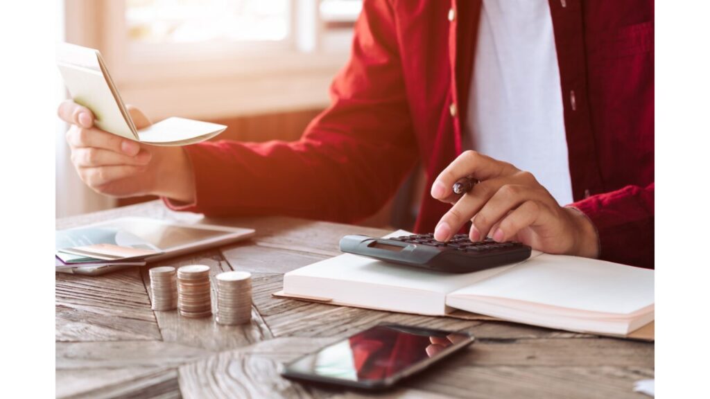 家計の計算をしている写真