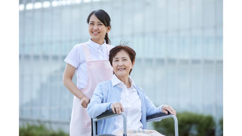 車椅子の利用者と介護職員の写真