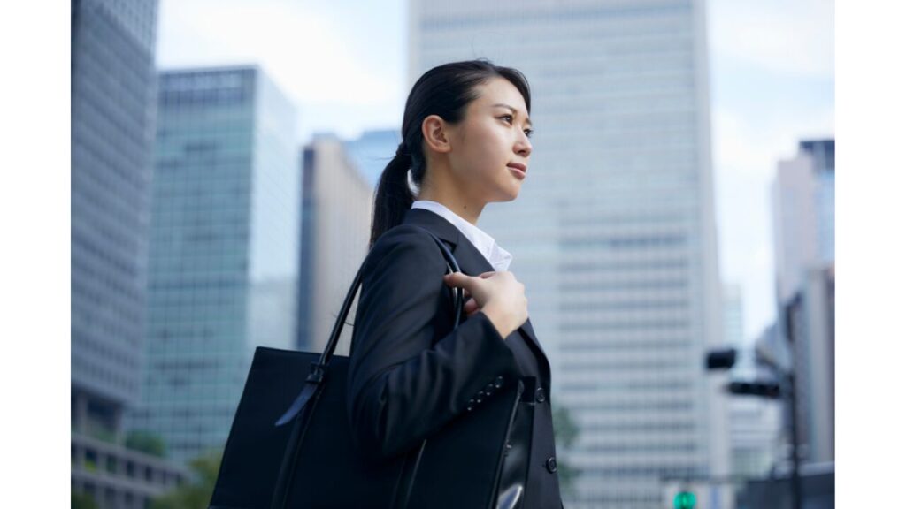 スーツを着た女性の写真