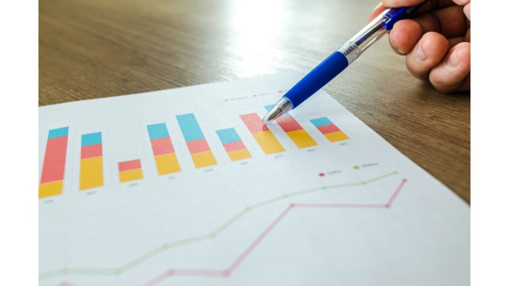 ペンを持ちグラフを指している画像(ポイント)