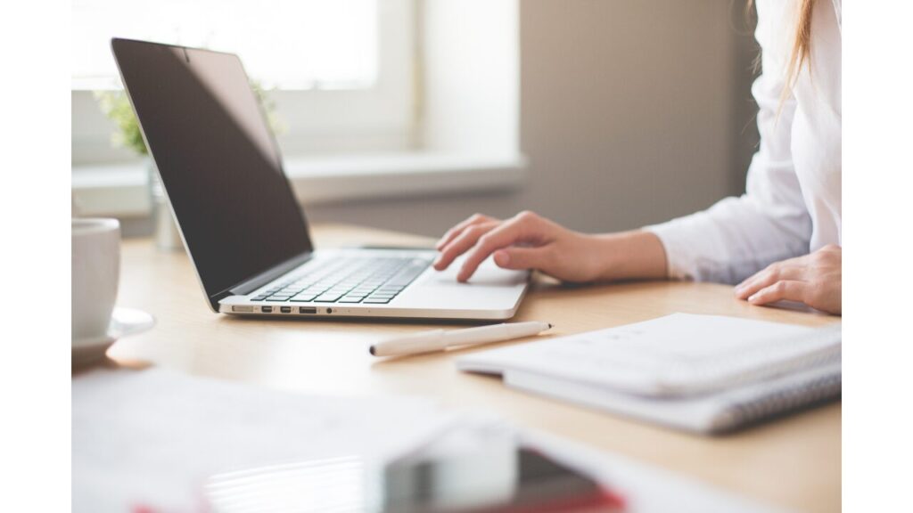 パソコンを操作している写真