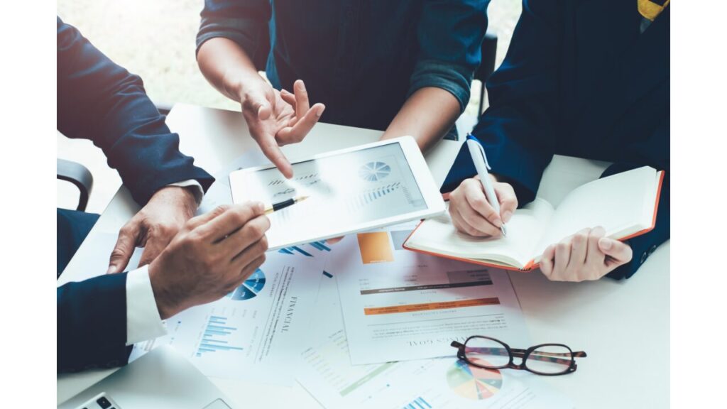 打ち合わせしている写真