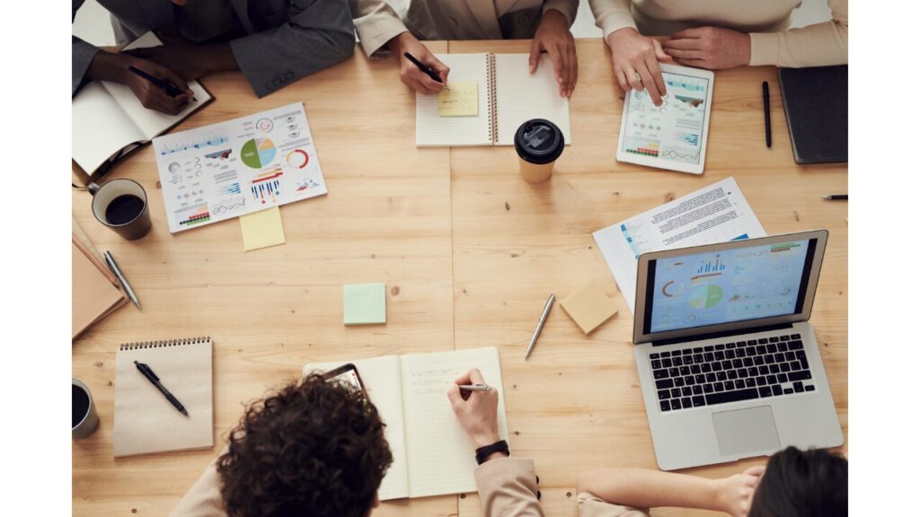 机を囲んで議論している写真