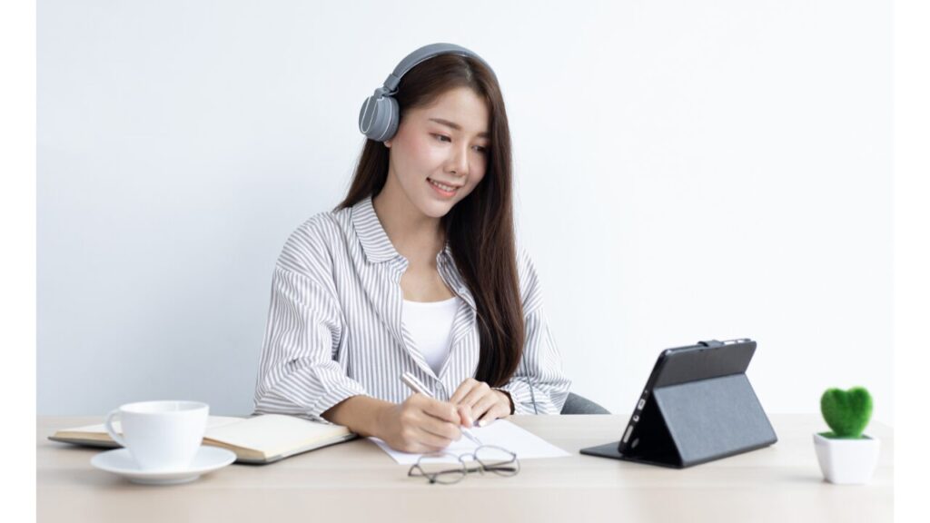 タブレットで学習する女性の写真