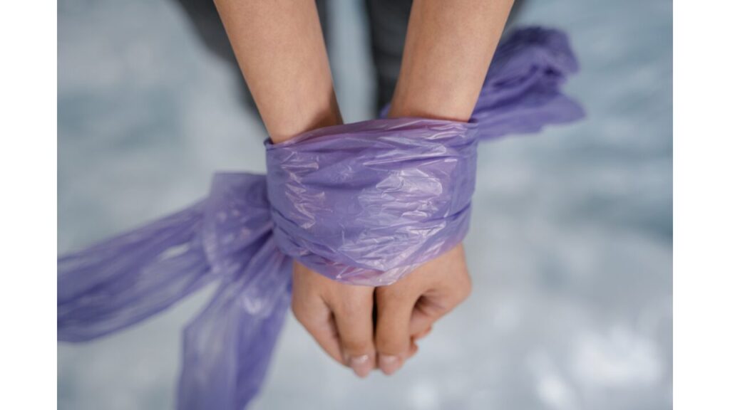 手首を縛っている画像