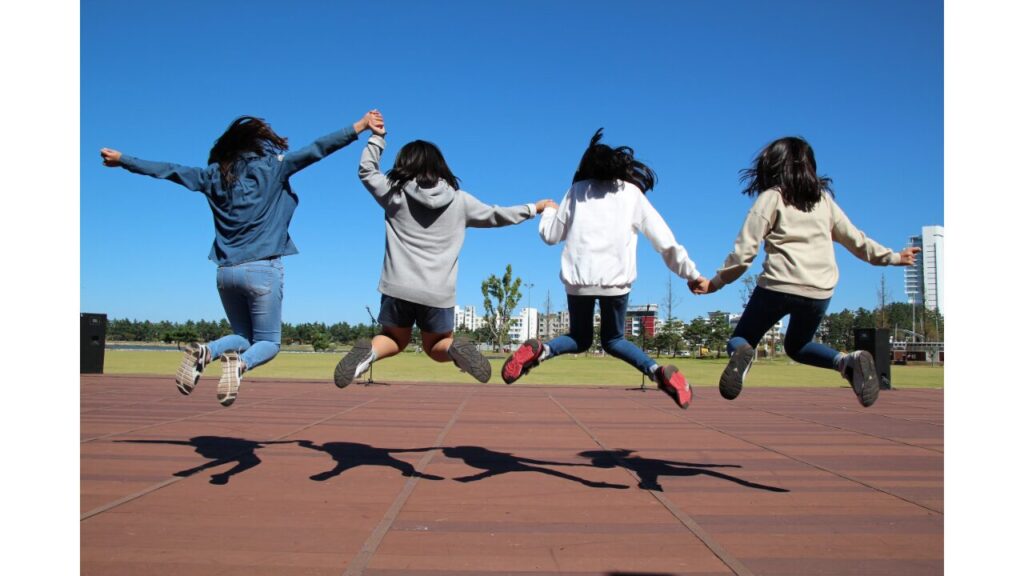 屋外でジャンプする子供達の写真