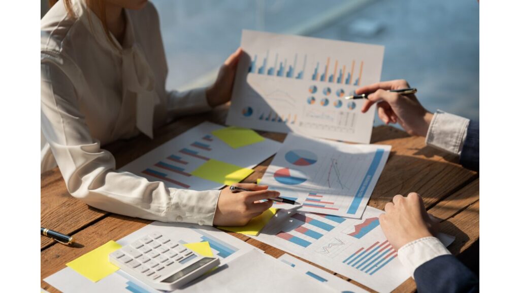 資料を分析している画像