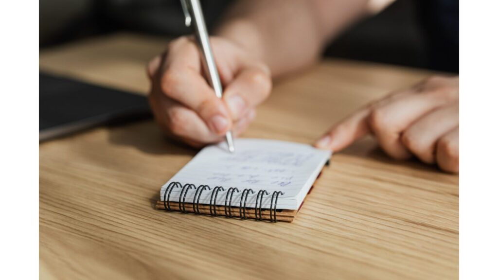 メモをとっている画像