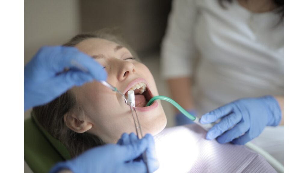 歯の治療をする写真