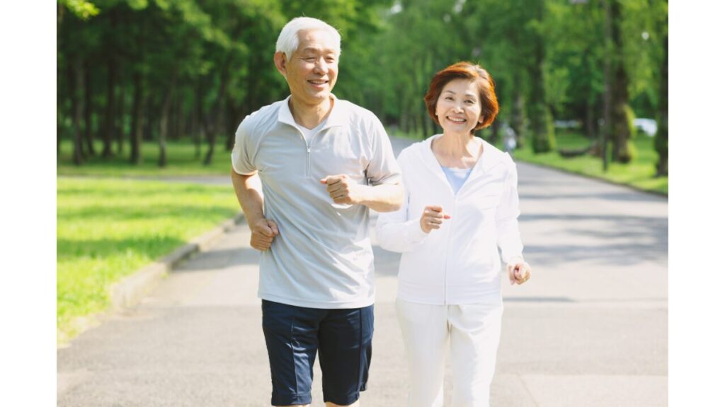 高齢夫婦がランニングしている写真