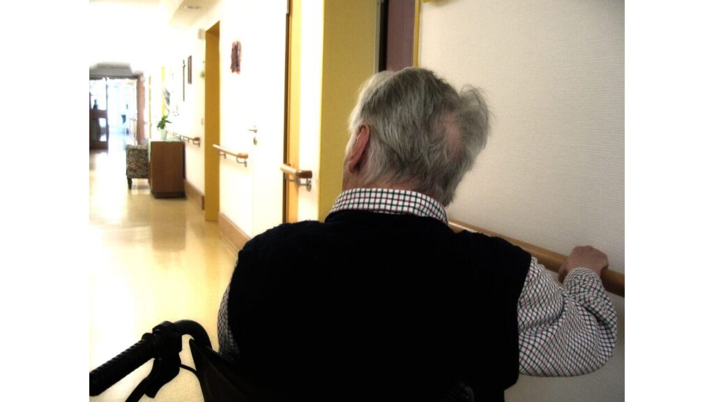 車椅子に乗っている高齢男性の写真