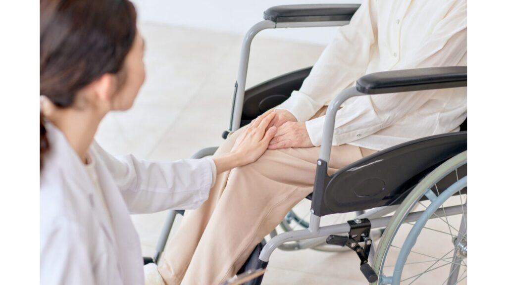 車椅子の利用者と職員の写真