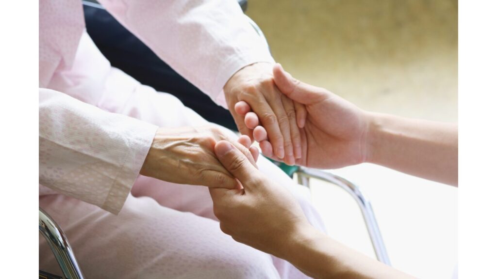 利用者と職員が手を繋いでいる写真
