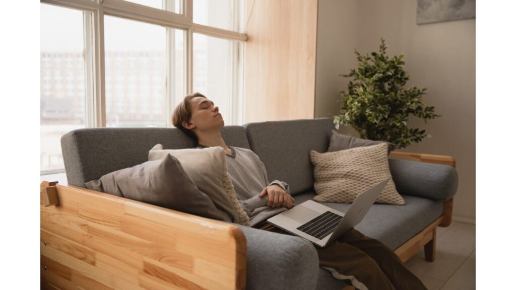 ソファで寝る男性の写真