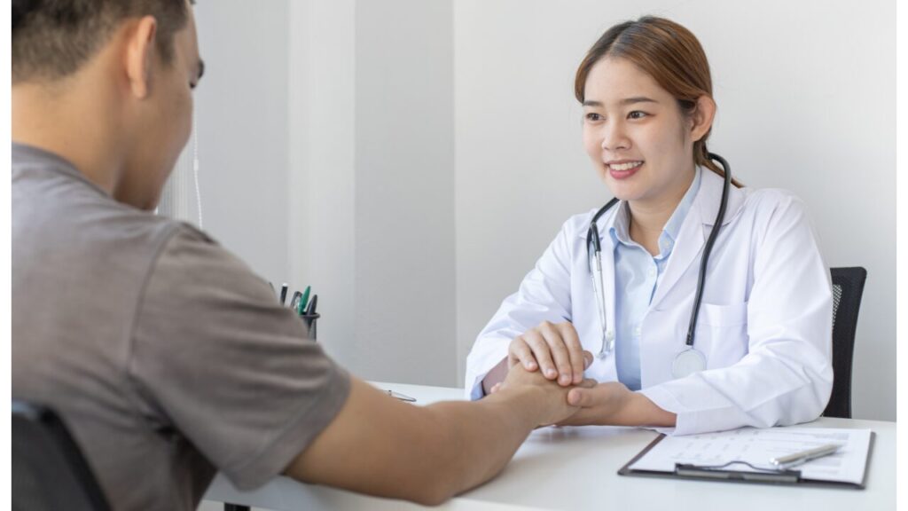 医師に相談をする男性の写真
