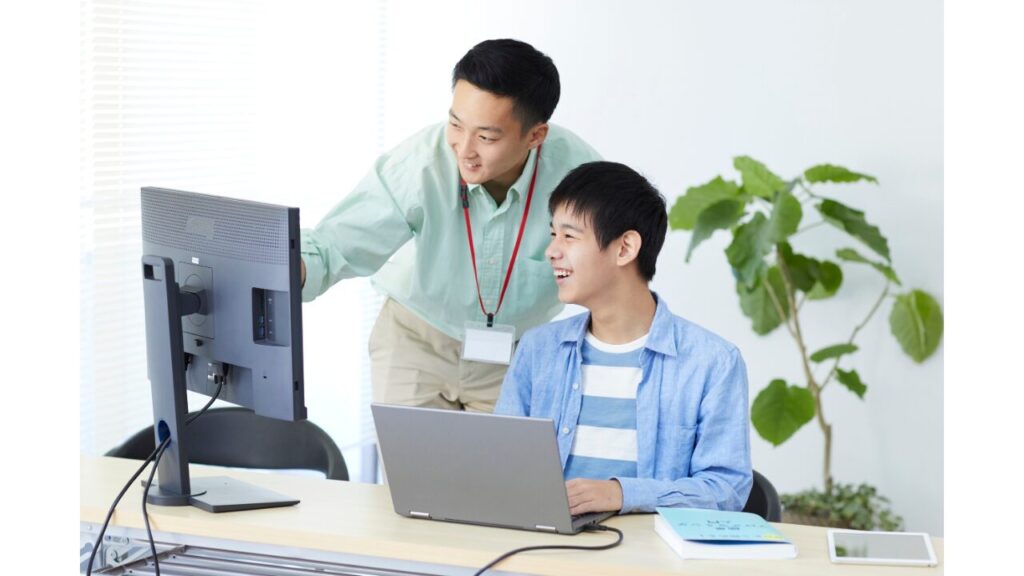 パソコン入力の指導をする画像