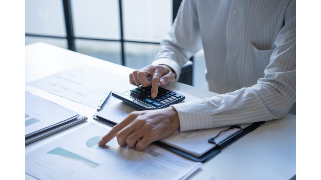 分析する男性の写真