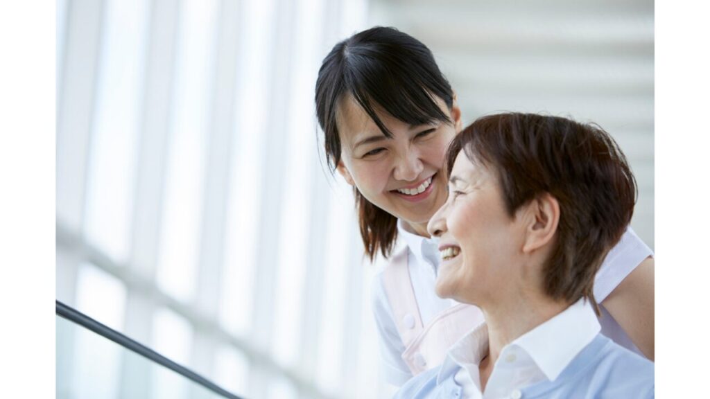 笑顔の職員と利用者の写真